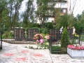 22 августа 2008 года. Прошло два года после авиакатастрофы под Донецком. У часовни в п. Малое Карлино установлены поминальные плиты с именами погибших.